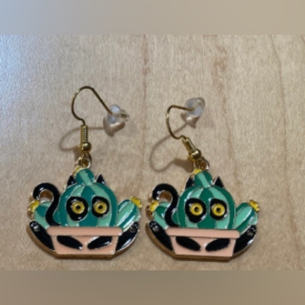 NWT - Pets & Plants Black Cat hiding in potted succulent Cute Earring Set 1 inch